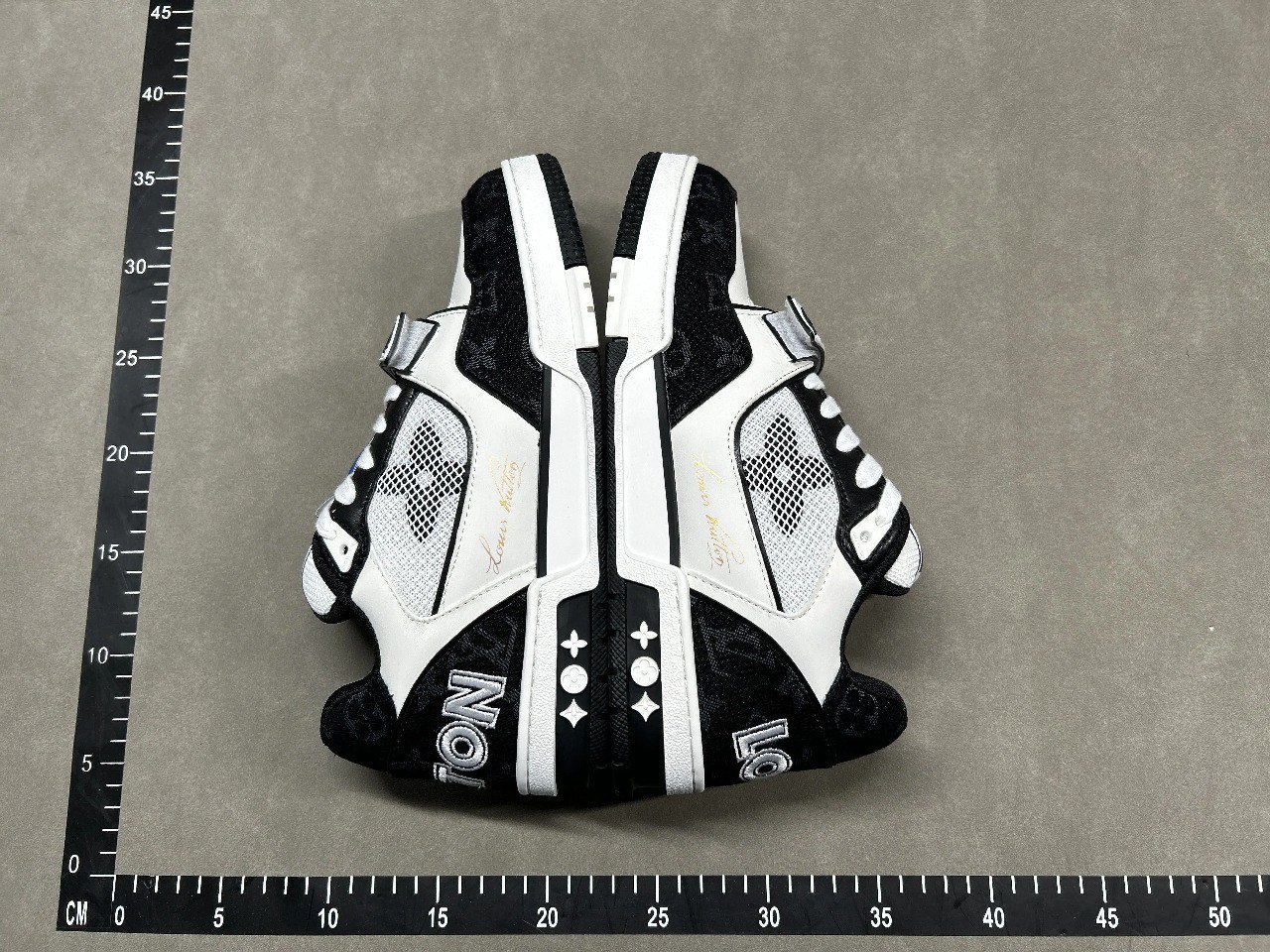 Louis Vuitton B22 Sneakers [40 styles]