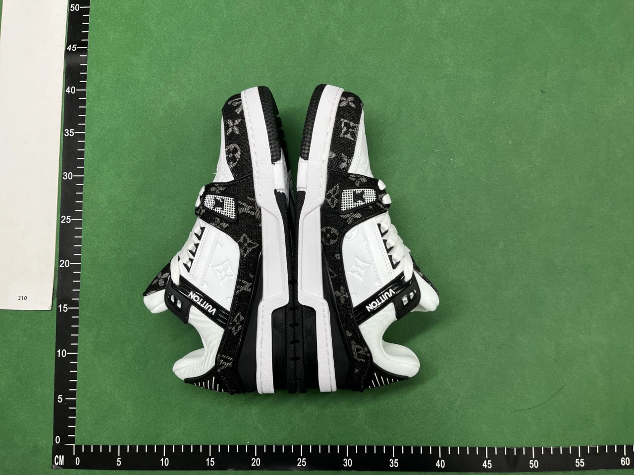 Louis Vuitton B22 Sneakers [32 styles]