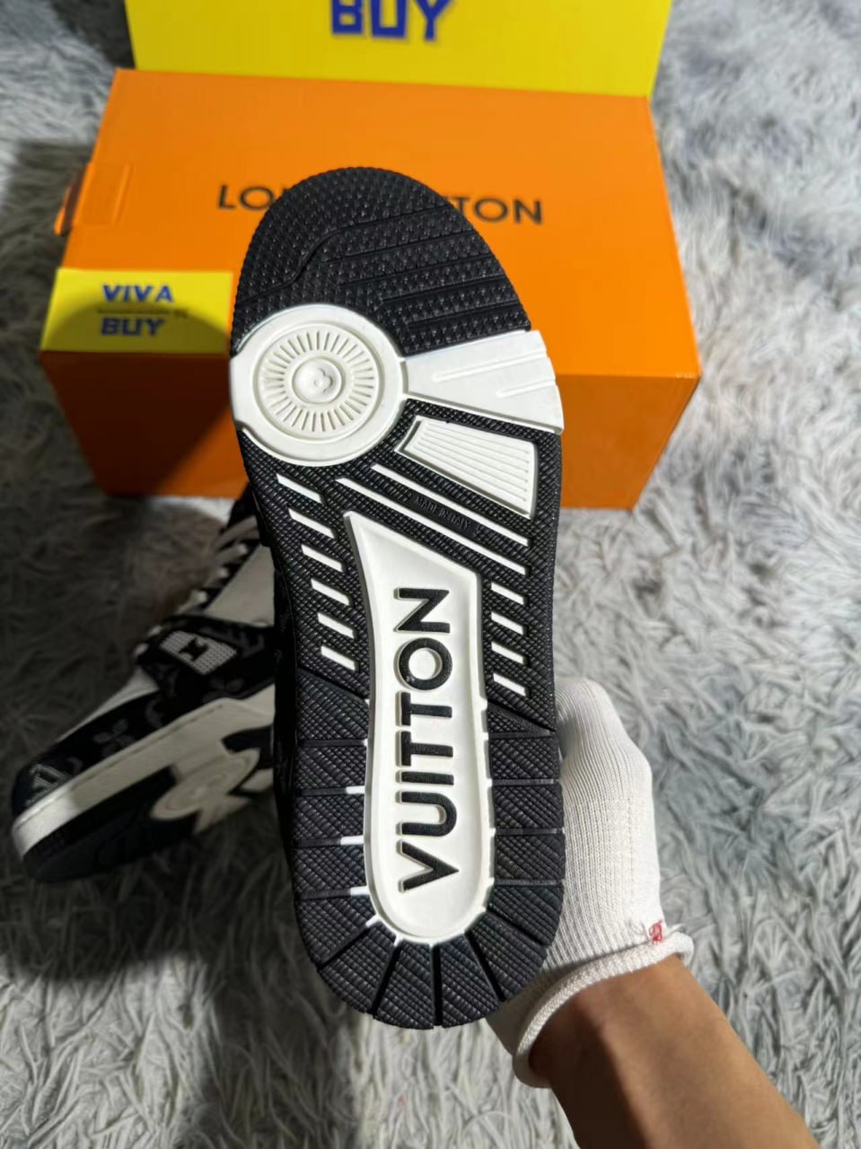 Louis Vuitton B22 Sneakers [15 styles]