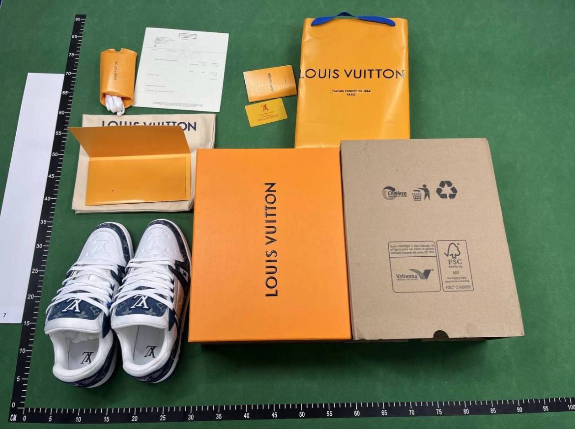 Louis Vuitton B22 Sneakers