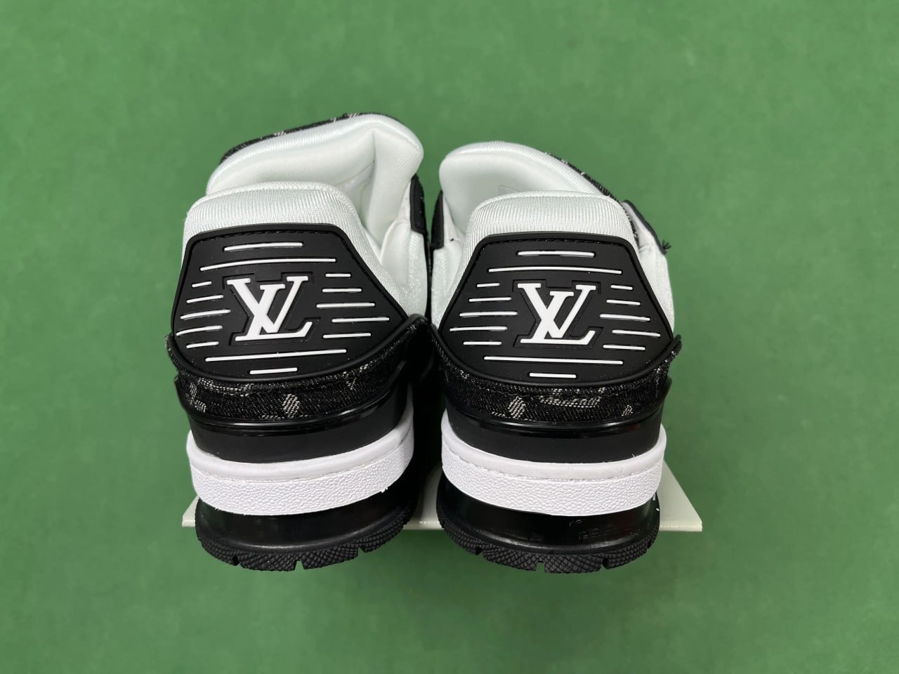 Louis Vuitton B22 Sneakers [23 styles]
